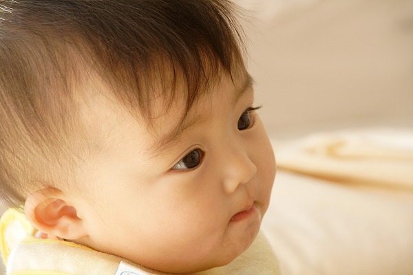 赤ちゃん 女の子 横顔のブログ用無料画像素材｜kid0061-009